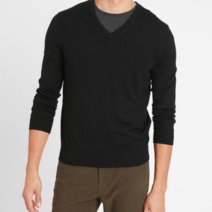 Banana Republic men’s vneck sweater